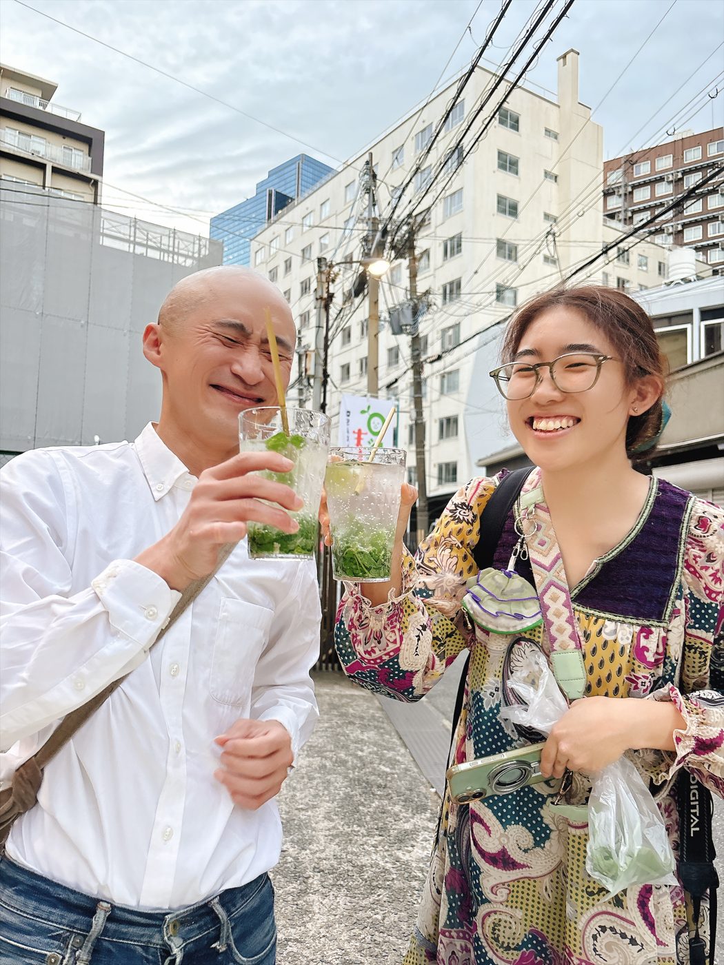 グラスを合わせて、乾杯